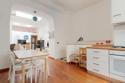 GuestHost - Central Apartment on two levels