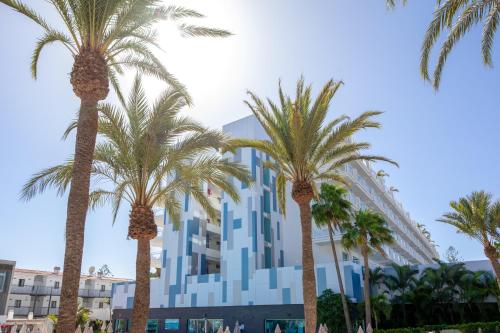 a group of palm trees in front of a building at BLUESEA Marieta & Spa in Playa del Ingles