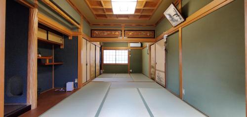 椿の宿 鹿のいる奈良公園や駅 徒歩5分 坪庭付お風呂 日本家屋貸切定員10名様 連泊応援 旅の質を高めるオプション各種開催 和の料理体験教室 世界文化遺産ガイド 春日奥山原生林トレイルガイド等