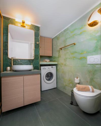 Emerald 2 BDs Apartment with Balcony in Exarcheia