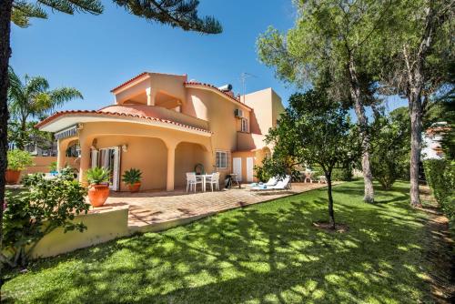 4 Bedrooms Private Pool Close To All Amenities