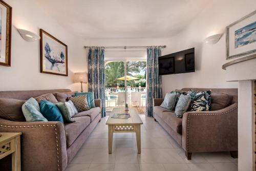 4 Bedrooms Private Pool Close To All Amenities