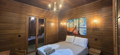 a bedroom with a bed and a painting on the wall at Moradia Pérola da Natureza in Lemos