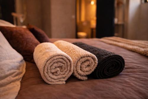 a pile of towels sitting on top of a bed at Mulhouse City Loft in Mulhouse