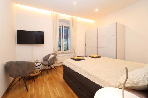 Apartment Kaza in center, with terrace, private parking, step to the sea