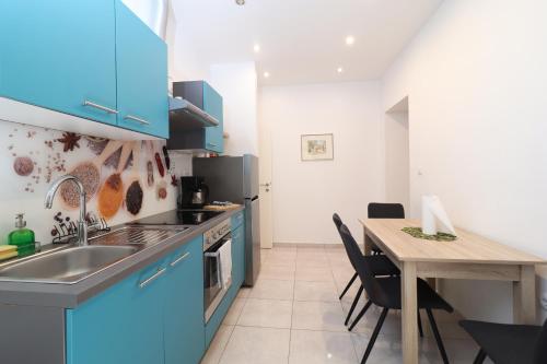 Apartment Kaza in center, with terrace, private parking, step to the sea