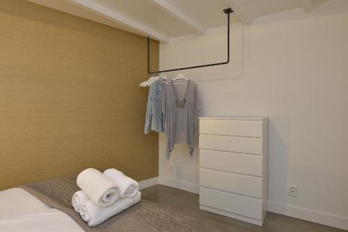 ザントフォールトにあるEndless Summer Beach Apartmentsのベッドルーム1室(ベッド1台、ドレッサー、タオル付)