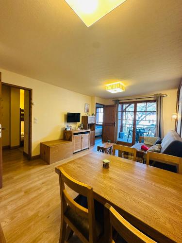 Appartements - PISCINE INTÉRIEURE Sauna - PARKING Privé Étage 1 - Centre Village - Résidence Cami Réal - avec LINGE et MÉNAGE de fin de Séjour Compris