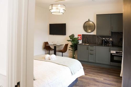 a room with a bed and a kitchen with a table at Lovely Studio Flat on Bath Road - Flat 10 in Bristol