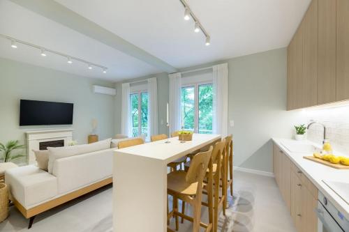 Grand 3-BDR APT in Lively Kypseli W Fireplace!