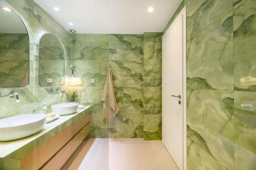 Grand 3-BDR APT in Lively Kypseli W Fireplace!