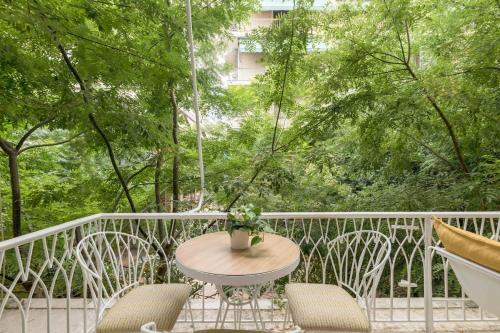 Grand 3-BDR APT in Lively Kypseli W Fireplace!