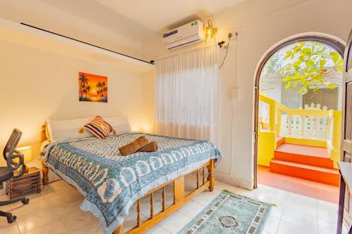 a bedroom with a bed and an arched doorway at The Yellow House By Leela in Patnem