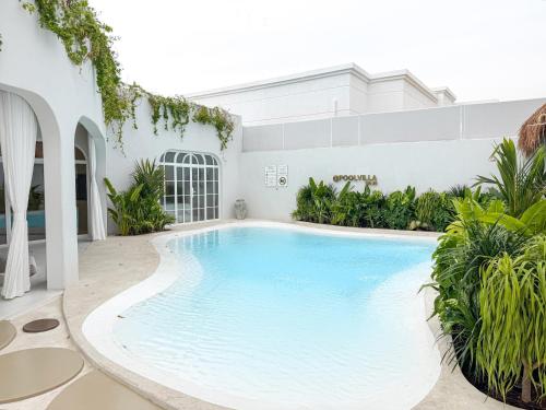 basen w środku domu w obiekcie Pool Villa Mojo w mieście Ras al-Chajma