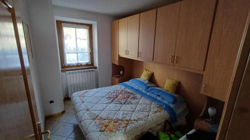 a small bedroom with a bed and a window at Sambor apartment in Oga