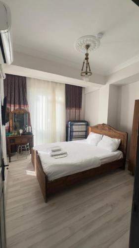 a bedroom with a large bed in a room at ZÜMRÜT KONAĞı in Mardin