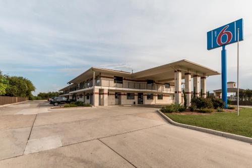 a building with a sign in front of it at Motel 6-San Antonio, TX - South IH-10 East in San Antonio