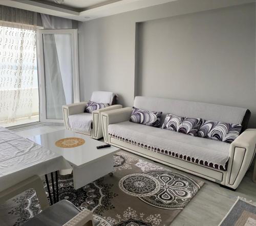 a living room with a couch and a table at Kuğu Apart Pansiyon in Sinop