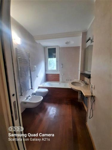 a bathroom with two sinks and a bath tub at host di Elena in Lesmo