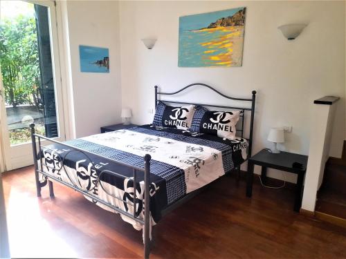 a bedroom with a bed in a room at host di Elena in Lesmo
