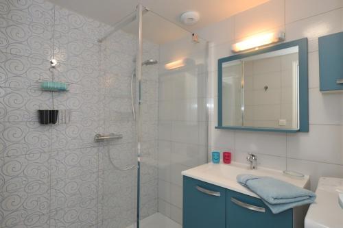 a bathroom with a shower and a sink and a mirror at Pause campagne in Fagnières