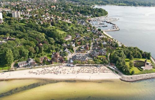 an aerial view of a beach with a group of people at StrandHotel Seeblick, Ostseebad Heikendorf in Heikendorf