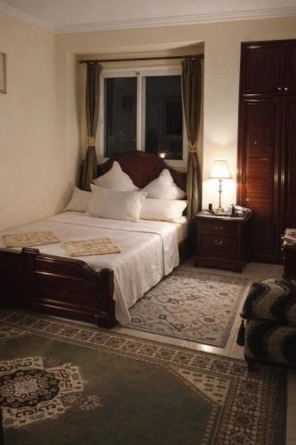 ein Schlafzimmer mit einem großen Bett und einem Fenster in der Unterkunft Confort Flat in Salé