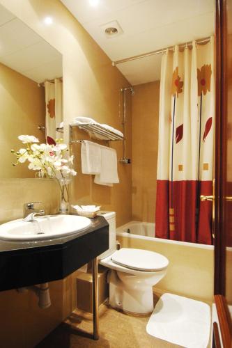 Bilik mandi di Hostal Orleans