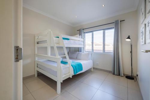 Llit o llits en una habitació de Comorant Self Catering
