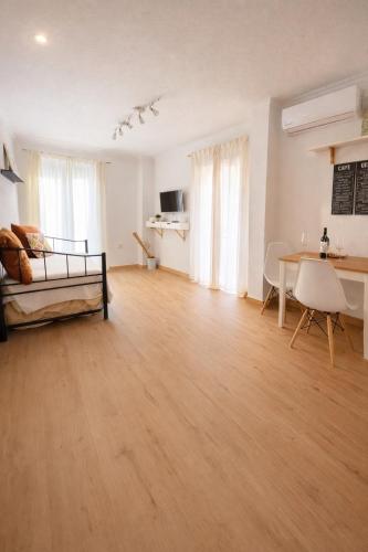 a living room with a bed and a table at APN Hatabin in Granada