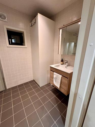a bathroom with a sink and a mirror at Aurora Sea Lodges in Karpbukt