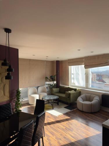 a living room filled with furniture and a large window at Modern 2 Bedroom Penthouse with Balcony & Parking in London