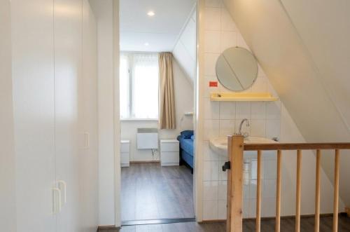 a bathroom with a sink and a mirror at De Eekhoorn in Gramsbergen