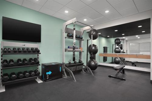 a room with a gym with a lot of equipment at Tru By Hilton Huntsville Research Park Area in Huntsville