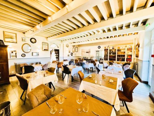 ein Speisesaal mit Tischen und Stühlen und ein Restaurant in der Unterkunft Château Corneille in Vieux-Villez