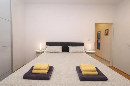 Apartment Kaza in center, with terrace, private parking, step to the sea