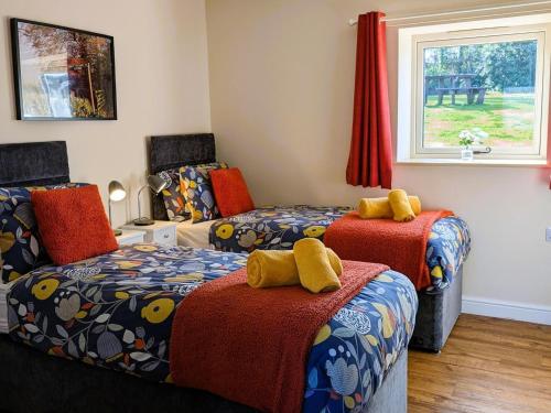 a bedroom with two beds with stuffed animals on them at 3 Bed in Alford oc-55963 in Rigsby