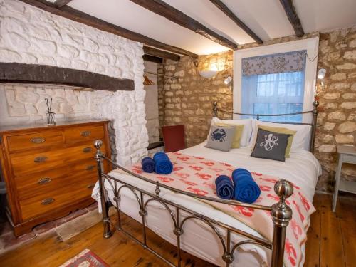 a bedroom with a bed and a stone wall at 3 Bed in Kings Lynn oc-43950 in Docking