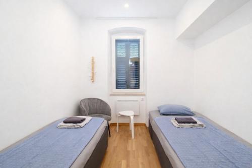 Apartment Kaza in center, with terrace, private parking, step to the sea