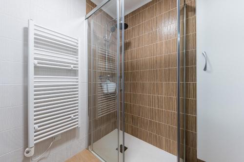 a shower with a glass door in a bathroom at Lago Jardin 69 in Los Altos