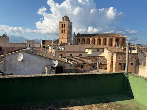 amplia casa de dos pisos con terraza, centro de Muro
