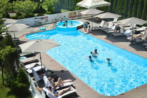 an overhead view of a swimming pool with people in it at СПА-Готель "RESPECT" in Skhidnitsa