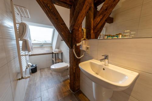 a bathroom with a sink and a toilet at Hotel Zum Goldenen Löwen in Peitz