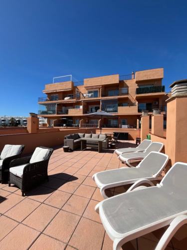 Ático con Vistas al Mar y con Piscina frente a Castillo Sohail
