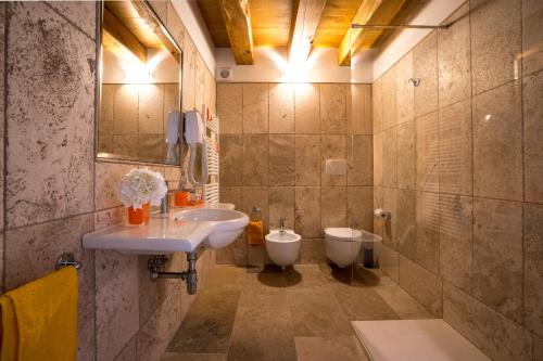 a bathroom with a sink and a toilet at Enoturismo Le Rampe in Vittorio Veneto
