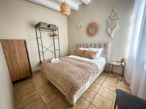 a bedroom with a bed and a mirror on the wall at La maison des Cordeliers in Loches