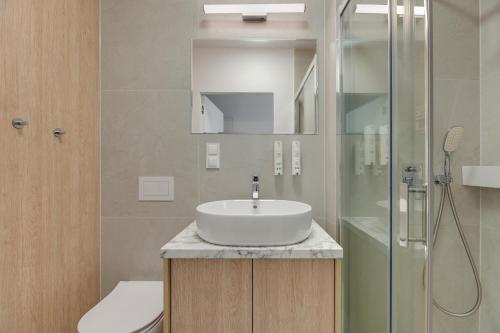 a bathroom with a sink and a shower at GRANO FLATS Sobieszewo - Villa Neptun in Sobieszewo