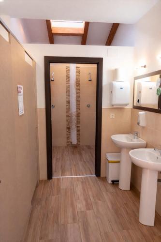 a bathroom with two sinks and two toilets at Miraz Albergue O Abrigo in Miraz