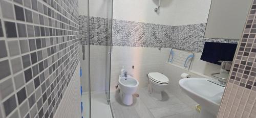 a small bathroom with a toilet and a sink at La Casetta Mare in Palinuro