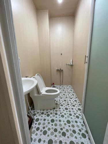 a bathroom with a toilet and a sink at Nhà trọ Hữu Đặng, gần Miếu Bà Chúa Xứ Núi Sam in Chau Doc